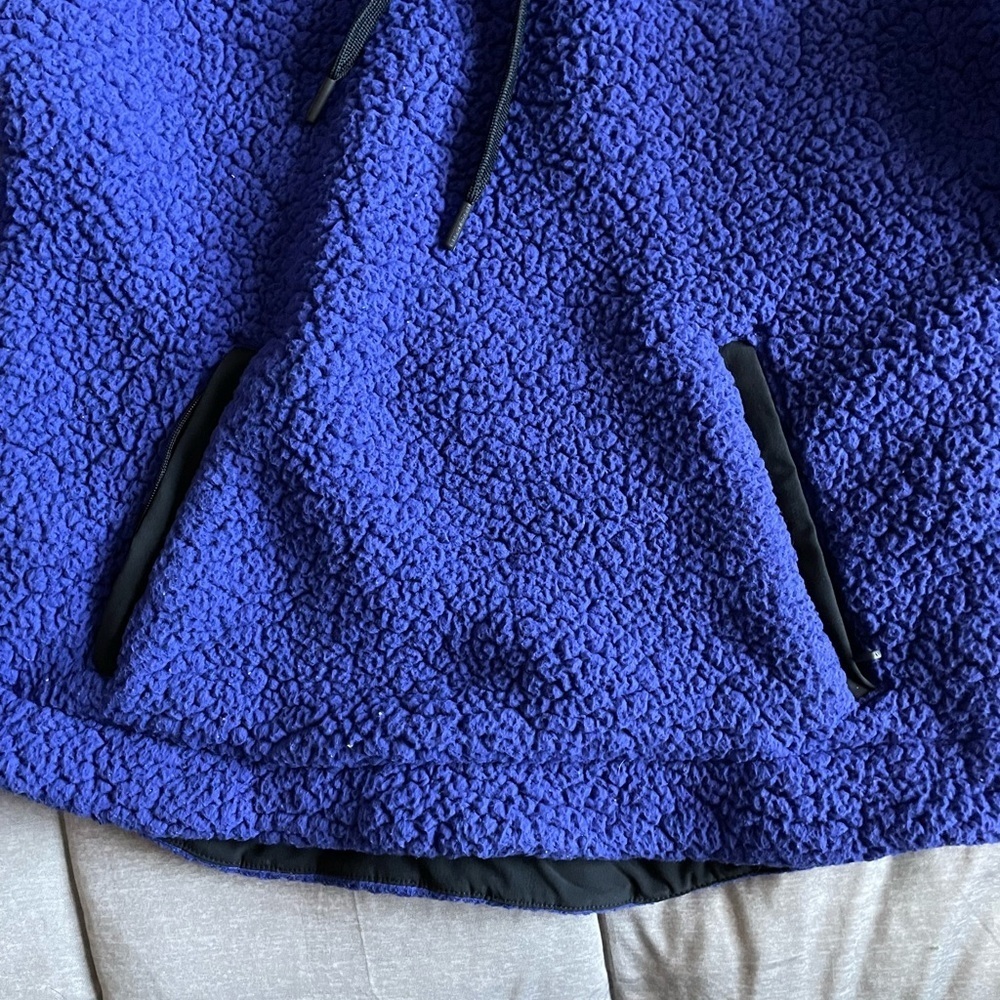 Women’s UA Sherpa hoodie size small - Picture 3 of 6
